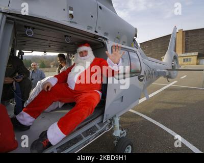 Der Weihnachtsmann fuhr am 20. Dezember 2019 während einer Weihnachtsparty auf dem Militärstützpunkt in der Schwarzmeerstadt Varna, Bulgarien, mit einem Hubschrauber. (Foto von /Impact Press Group/NurPhoto) Stockfoto