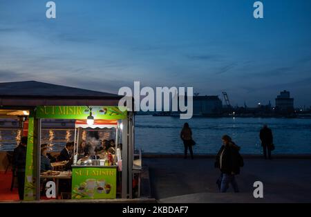 Eine Frau, die am 21. Dezember 2019 den Bahnhof Haydarpasa in Istanbul, Türkei, anschaut. (Foto von Erhan Demirtas/NurPhoto) Stockfoto