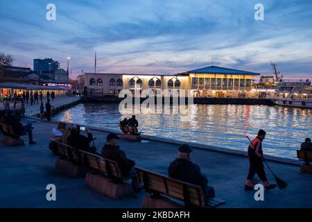 Menschen, die am 21. Dezember 2019 die Kadikoy-Fährstation in Istanbul, Türkei, betrachten. (Foto von Erhan Demirtas/NurPhoto) Stockfoto