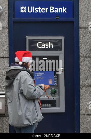 Eine Dame, die vor dem Geldautomaten der Ulster Bank im Stadtzentrum von Dublin gesehen wurde. Am Samstag, den 21. Dezember 2019, in Dublin, Irland. (Foto von Artur Widak/NurPhoto) Stockfoto