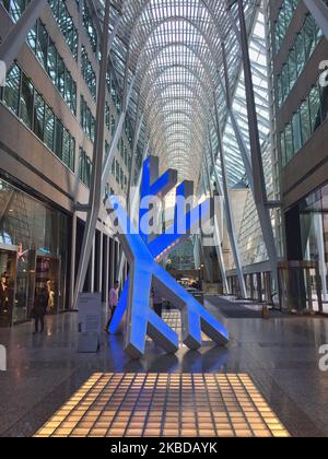 Kunstinstallation einer großen Schneeflocke im Atrium des Brookfield Place in Toronto, Ontario, Kanada, am 21. Dezember 2019. (Foto von Creative Touch Imaging Ltd./NurPhoto) Stockfoto