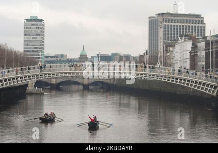 Die Menschen rudern den Liffey-Fluss hinunter, bekleidet mit Weihnachtskostümen. Am Samstag, den 21. Dezember 2019, in Dublin, Irland. (Foto von Artur Widak/NurPhoto) Stockfoto