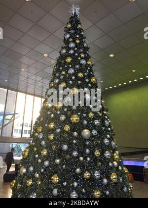 Weihnachtsbaum in der Lobby eines Bürogebäudes in Toronto, Ontario, Kanada, am 21. Dezember 2019. (Foto von Creative Touch Imaging Ltd./NurPhoto) Stockfoto