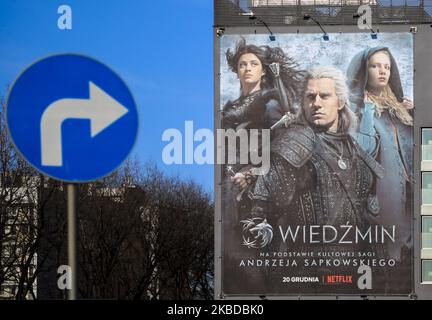 Am Tag der Premiere der ersten Staffel in Krakau, Polen, am 20. Dezember 2019 wird eine Werbetafel für die Netflix-Fernsehserie „The Witcher“ gezeigt. Netflix 'The Witcher' (polnisch: Wiedzmin) von Lauren Schmidt Hissrich mit Henry Cavill, Anya Chalotra und Freya Allan basiert auf der gleichnamigen Buchreihe des polnischen Schriftstellers Andrzej Sapkowski. (Foto von Beata Zawrzel/NurPhoto) Stockfoto