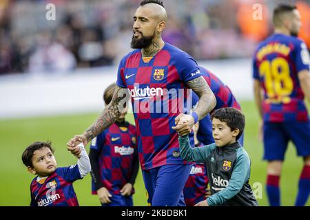 22 Arturo Vidal aus Chile des FC Barcelona mit seinen Kindern Alonso Vidal während des La Liga-Spiels zwischen dem FC Barcelona und Deportivo Alaves im Camp Nou am 21. Dezember 2019 in Barcelona, Spanien. (Foto von Xavier Bonilla/NurPhoto) Stockfoto