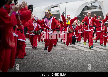 Teilnehmer in Weihnachtsmannkostümen nehmen am Tokyo Great Santa Run 2019 in Tokio, Japan, am 22. Dezember 2019 Teil. Die Menschen nahmen an der Wohltätigkeitsveranstaltung in Tokio Teil, bei der ein Teil der Teilnahmegebühr in Weihnachtsgeschenke für Kinder, die im Krankenhaus untergebracht wurden, fließt. (Foto von Alessandro Di Ciommo/NurPhoto) Stockfoto