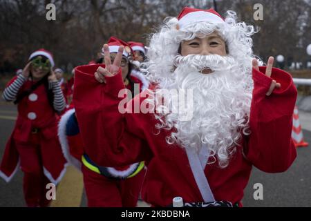 Teilnehmer in Weihnachtsmannkostümen nehmen am Tokyo Great Santa Run 2019 in Tokio, Japan, am 22. Dezember 2019 Teil. Die Menschen nahmen an der Wohltätigkeitsveranstaltung in Tokio Teil, bei der ein Teil der Teilnahmegebühr in Weihnachtsgeschenke für Kinder, die im Krankenhaus untergebracht wurden, fließt. (Foto von Alessandro Di Ciommo/NurPhoto) Stockfoto