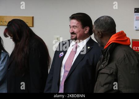 Las Vegas, Usa. 03.. November 2022. Michael McDonald (C) wartet darauf, dass der Gouverneurskandidat der GOP, Joe Lombardo, seine Stimme abgegeben hat. (Foto von Brett Forrest/SOPA Images/Sipa USA) Quelle: SIPA USA/Alamy Live News Stockfoto