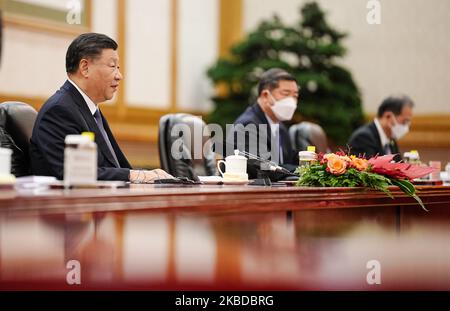 Peking, China. 04.. November 2022. Xi Jinping (l.), Präsident von China, sitzt gegenüber Bundeskanzler Scholz in der Osthalle der Großen Halle des Volkes. Scholz reist zu seinem ersten Besuch als Kanzler nach China. Im Mittelpunkt des Besuchs stehen die deutsch-chinesischen Beziehungen, die wirtschaftliche Zusammenarbeit, der Ukraine-Konflikt und die Taiwan-Frage. Quelle: Kay Nietfeld/dpa Pool/dpa/Alamy Live News Stockfoto