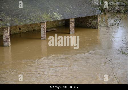 Foto aufgenommen am 21. Dezember 2019 in Riaille, Frankreich, nach dem schlechten Wetter der letzten Tage. Der Fluss Erdre (Loire-Atlantique, Frankreich) ist überflutet und hat in der Stadt Riaille, Frankreich, eine Flut von Feldern und Straßen verursacht. Die Situation wird sich wahrscheinlich durch den Sturm Fabien, der am 21. Und 22. Dezember 2019 Frankreich durchqueren muss, verschlechtern. (Foto von Estelle Ruiz/NurPhoto) Stockfoto