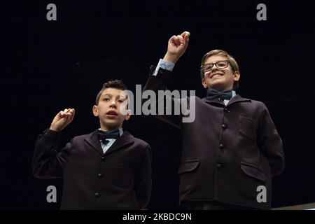 Zwei der Kinder aus der Residenz San Ildefonso werden mit den Kugeln des Preises der Weihnachtslotterie, der Feier der Sonderziehung der Weihnachtslotterie 2019, am 22. Dezember 2019 im Real Theatre in Madrid, Spanien, posiert. (Foto von Oscar Gonzalez/NurPhoto) Stockfoto