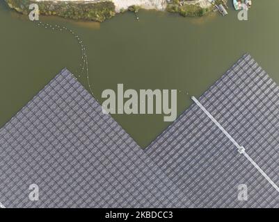 Der größte schwimmende Solarpark in Europa auf einem Sandgewinnungssee, Bomhofsplas in Zwolle, Niederlande. Nachhaltige Gewinnung erneuerbarer Energien Stockfoto
