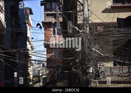 Am Sonntag, den 22. Dezember 2019, wurden die Strom- und Telefonleitungen im Mast um den Kern von Thamel, Kathmandu, Nepal, nicht verwaltet und verwickelt. NEA hat mit den Arbeiten zur Erdoberfläche von Stromleitungen begonnen. (Foto von Narayan Maharjan/NurPhoto) Stockfoto