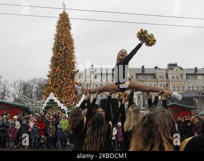 Ukrainer nehmen am 22. Dezember 2019 an einer „Neujahrsparade“ in Kiew, Ukraine, Teil. An der ersten Neujahrsparade nahmen Hunderte Teilnehmer Teil, die verschiedene Neujahrskostüme trugen. (Foto von STR/NurPhoto) Stockfoto