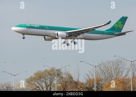 Aer Lingus Airbus A330-300, gesehen bei der endgültigen Landung auf dem John F. Kennedy International Airport in New York am 14. November 2019. Das Flugzeug hat die Registrierung Ei-FNH, 2x GE-Düsenmotoren und den Namen St Laurence O'Toole / Lorcan O Tuathail. Aer Lingus mit IATA-Code Ei, ICAO EIN und Rufzeichen Shamrock ist die irische Flag-Carrier-Fluggesellschaft mit Sitz in der irischen Hauptstadt Dublin und Mitglied der oneworld-Luftfahrtallianz. (Foto von Nicolas Economou/NurPhoto) Stockfoto