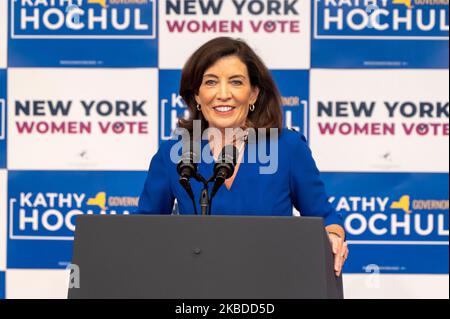 NEW YORK, NEW YORK - 03. NOVEMBER: Die New Yorker Gouverneurin Kathy Hochul spricht während einer New Yorker Frauenkundgebung am Barnard College am 03. November 2022 in New York City. Vizepräsidentin Kamala Harris und Sekretärin Hillary Rodham Clinton schlossen sich der Regierung an. Kathy Hochul und die Generalanwältin Letitia James, als sie bei einer New Yorker Frauen-GOTV-Kundgebung mit den Zwischenwahlen unter einer Woche vor der Wahl warben. Hochul hat in den Umfragen gegen den republikanischen Kandidaten Lee Zeldin eine geringe Führung. AG James wird bevorzugt, den republikanischen Kandidaten für den Generalanwalt Michael Henry zu schlagen. Stockfoto