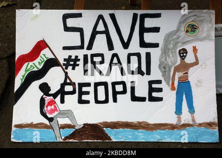 Nahaufnahme eines Schildes während einer Kundgebung zur Unterstützung irakischer Demonstranten am 21. Dezember 2019 im Old City Hall in Toronto, Ontario, Kanada. Irakische Kanadier protestierten in der Innenstadt von Toronto, um die Gewalt gegen regierungsfeindliche Demonstranten im Irak anzuprangern. Mindestens 341 Demonstranten sind seit dem 1. Oktober 2019 bei massiven Protesten im Irak ums Leben gekommen und Tausende wurden verletzt. Irakische Sicherheitskräfte feuerten Gummigeschosse und Tränengas ab, um Menschenmengen in Bagdad zu zerstreuen und dabei eine Person zu töten. Tausende Iraker demonstrieren weiterhin gegen staatliche Korruption, Wahlreformen, Arbeitslosigkeit und fehlende Basisdienste Stockfoto