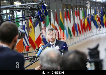 Andrej Babis Premierminister der Tschechischen Republik und Vorsitzender der politischen Partei ANO 2011, der auf dem roten Teppich ankam und ein Mediengespräch vor der Haustür hatte, Presseerklärung im Forum Europa Gebäude mit den europäischen Flaggen im Hintergrund, Auf dem Europäischen Rat - Euro-Gipfel - Treffen der europäischen Staats- und Regierungschefs in Belgien, Brüssel am 12. Dezember 2019 (Foto: Nicolas Economou/NurPhoto) Stockfoto