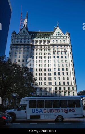 Legendäres, ikonisches Plaza Hotel, ein Wahrzeichen des 20-stöckigen Luxushotels und Wohnapartments während eines Tages am blauen Himmel. Das berühmte Hotel, eine Attraktion und Wahrzeichen von NYC, liegt an der Fifth Avenue neben dem Central Park in Manhattan, New York City, NY, USA. 15. November 2019 (Foto von Nicolas Economou/NurPhoto) Stockfoto