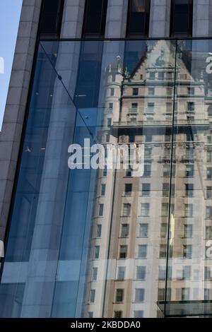 Legendäres, ikonisches Plaza Hotel, ein Wahrzeichen des 20-stöckigen Luxushotels und Wohnapartments während eines Tages am blauen Himmel. Das berühmte Hotel, eine Attraktion und Wahrzeichen von NYC, liegt an der Fifth Avenue neben dem Central Park in Manhattan, New York City, NY, USA. 15. November 2019 (Foto von Nicolas Economou/NurPhoto) Stockfoto