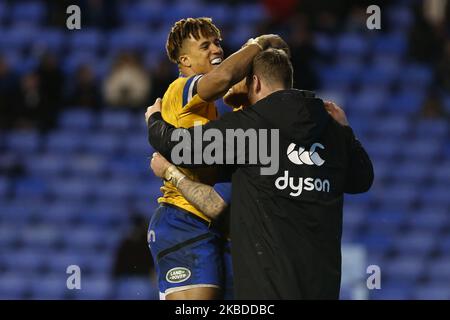 Anthony Watson von Bath Rugby feiert den Versuch von Tom Homer of Bath Rugby während des Spiels der Gallagher Premiership zwischen London Irish und Bath Rugby im Madejski Stadium, Reading am Sonntag, den 22.. Dezember 2019. (Foto von Jacques Feeney/MI News/NurPhoto) Stockfoto