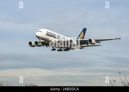 Singapore Airlines Airbus A380, insbesondere A380-841-Flugzeuge, wie sie bei der endgültigen Landung am John F. Kennedy International Airport in New York JFK am 14. November 2019 gesehen wurden. Das großkarossige, doppelstockige Langstreckenflugzeug hat die Registrierung 9V-SKJ und wird von 4x RR ( Rolls Royce ) Düsenmotoren angetrieben. Singapore SQ, SIA, ist die Flag-Carrier-Fluggesellschaft von Singapur, mit einem Stützpunkt in ihrem Drehkreuz Changi Airport SIN WSSS, einem Mitglied der Star Alliance Aviation Alliance. Die Fluggesellschaft wurde von Skytrax als beste Fluggesellschaft der Welt ausgezeichnet. (Foto von Nicolas Economou/NurPhoto) Stockfoto