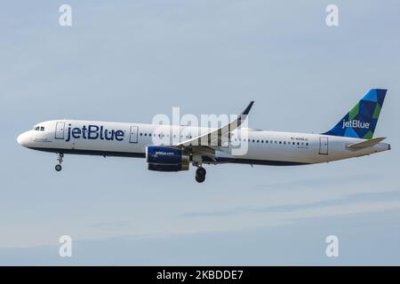 JetBlue Airways Airbus A321, speziell A321-231(WL), wie bei der endgültigen Landung auf dem New York John F. Kennedy International Airport JFK / KJFK gesehen. Das Flugzeug hat die Registrierung N996JL, den Namen ' Don't hasse me because I'm Bluetiful ', 200 Economy-Sitzkonfiguration und 2x IAE-Jet-Motoren. Die Fluggesellschaft, B6, JBU, JETBLUE, ist eine bedeutende Billigfluggesellschaft, die siebtgrößte in den Vereinigten Staaten mit einem operativen Stützpunkt in New York-JFK, die täglich mehr als 1000 Flüge im nationalen und internationalen Streckennetz anbietet. (Foto von Nicolas Economou/NurPhoto) Stockfoto