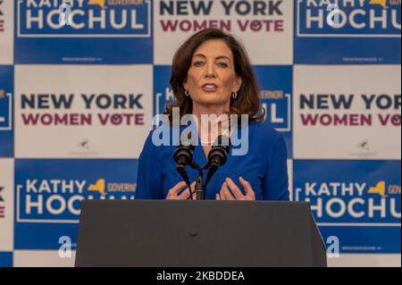 NEW YORK, NEW YORK - 03. NOVEMBER: Die New Yorker Gouverneurin Kathy Hochul spricht während einer New Yorker Frauenkundgebung am Barnard College am 03. November 2022 in New York City. Vizepräsidentin Kamala Harris und Sekretärin Hillary Rodham Clinton schlossen sich der Regierung an. Kathy Hochul und die Generalanwältin Letitia James, als sie bei einer New Yorker Frauen-GOTV-Kundgebung mit den Zwischenwahlen unter einer Woche vor der Wahl warben. Hochul hat in den Umfragen gegen den republikanischen Kandidaten Lee Zeldin eine geringe Führung. AG James wird bevorzugt, den republikanischen Kandidaten für den Generalanwalt Michael Henry zu schlagen. Stockfoto