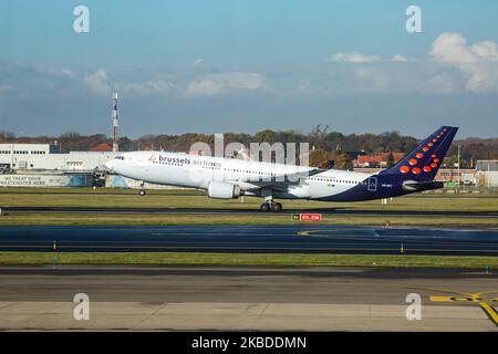 Brussels Airlines Airbus A330-200-Flugzeuge, wie sie während des Startens in der Rotationsphase gesehen wurden und am 19. November 2019 von der Start- und Landebahn des Flughafens Brüssel Zaventem BRU EBBR abflogen. Das Flugzeug verfügt über die Registrierung OO-SFT, 2x PW-Düsentoiletten und die Fluggesellschaft ist Mitglied der Luftfahrtallianz Star Alliance. Brussels Airlines SN Bel BEELINE ist die Flaggschiff-Fluggesellschaft Belgiens, die zur Lufthansa Group mit 62 Düsenflugzeugen und 120 Zielen gehört. (Foto von Nicolas Economou/NurPhoto) Stockfoto