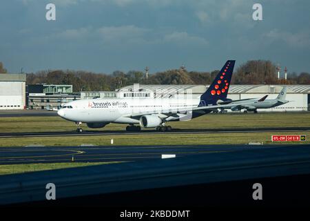 Brussels Airlines Airbus A330-200-Flugzeuge, wie sie während des Startens in der Rotationsphase gesehen wurden und am 19. November 2019 von der Start- und Landebahn des Flughafens Brüssel Zaventem BRU EBBR abflogen. Das Flugzeug verfügt über die Registrierung OO-SFT, 2x PW-Düsentoiletten und die Fluggesellschaft ist Mitglied der Luftfahrtallianz Star Alliance. Brussels Airlines SN Bel BEELINE ist die Flaggschiff-Fluggesellschaft Belgiens, die zur Lufthansa Group mit 62 Düsenflugzeugen und 120 Zielen gehört. (Foto von Nicolas Economou/NurPhoto) Stockfoto