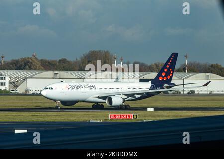 Brussels Airlines Airbus A330-200-Flugzeuge, wie sie während des Startens in der Rotationsphase gesehen wurden und am 19. November 2019 von der Start- und Landebahn des Flughafens Brüssel Zaventem BRU EBBR abflogen. Das Flugzeug verfügt über die Registrierung OO-SFT, 2x PW-Düsentoiletten und die Fluggesellschaft ist Mitglied der Luftfahrtallianz Star Alliance. Brussels Airlines SN Bel BEELINE ist die Flaggschiff-Fluggesellschaft Belgiens, die zur Lufthansa Group mit 62 Düsenflugzeugen und 120 Zielen gehört. (Foto von Nicolas Economou/NurPhoto) Stockfoto