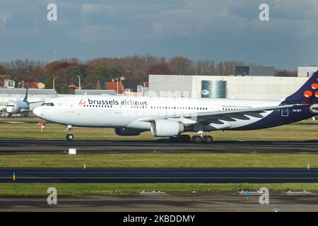 Brussels Airlines Airbus A330-200-Flugzeuge, wie sie während des Startens in der Rotationsphase gesehen wurden und am 19. November 2019 von der Start- und Landebahn des Flughafens Brüssel Zaventem BRU EBBR abflogen. Das Flugzeug verfügt über die Registrierung OO-SFT, 2x PW-Düsentoiletten und die Fluggesellschaft ist Mitglied der Luftfahrtallianz Star Alliance. Brussels Airlines SN Bel BEELINE ist die Flaggschiff-Fluggesellschaft Belgiens, die zur Lufthansa Group mit 62 Düsenflugzeugen und 120 Zielen gehört. (Foto von Nicolas Economou/NurPhoto) Stockfoto