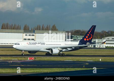 Brussels Airlines Airbus A330-200-Flugzeuge, wie sie während des Startens in der Rotationsphase gesehen wurden und am 19. November 2019 von der Start- und Landebahn des Flughafens Brüssel Zaventem BRU EBBR abflogen. Das Flugzeug verfügt über die Registrierung OO-SFT, 2x PW-Düsentoiletten und die Fluggesellschaft ist Mitglied der Luftfahrtallianz Star Alliance. Brussels Airlines SN Bel BEELINE ist die Flaggschiff-Fluggesellschaft Belgiens, die zur Lufthansa Group mit 62 Düsenflugzeugen und 120 Zielen gehört. (Foto von Nicolas Economou/NurPhoto) Stockfoto