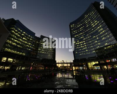 Allgemeine Ansicht der Architektur der Piazza Gae Aulenti (Platz Gae Aulenti) während der Weihnachtszeit in Mailand, am 23. Dezember 2019. (Foto von Alberto Pezzali/NurPhoto) Stockfoto