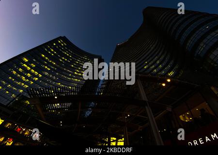 Allgemeine Ansicht der Architektur der Piazza Gae Aulenti (Platz Gae Aulenti) während der Weihnachtszeit in Mailand, am 23. Dezember 2019. (Foto von Alberto Pezzali/NurPhoto) Stockfoto