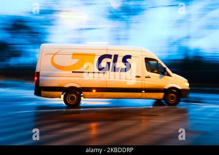 GLS van fährt während des Weihnachtsrausches durch die Straßen in Gliwice, Polen. 23.. Dezember 2019 (Foto von Beata Zawrzel/NurPhoto) Stockfoto