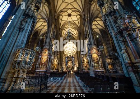 Innenansicht der Stephansdom-Kirche oder des Stephansdoms am Stephansplatz, Wien. St. Stephan wurde 1160 im romanisch-gotischen Baustil erbaut. Es ist die Mutterkirche der römisch-katholischen Erzdiözese Viena und Sitz des Erzbischofs. Die Kirche ist heute aktiv, ein lebendiges Denkmal, eine der meistbesuchten Attraktionen von Touristen. 4. Dezember 2019 - Wien, Österreich (Foto von Nicolas Economou/NurPhoto) Stockfoto