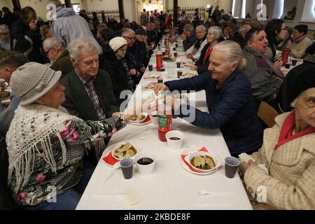 Am 24. Dezember 2019 nahmen mehr als 200 Personen am Weihnachtsessen in Sopot, Polen, Teil. Das traditionelle polnische Weihnachtsessen wurde von der christlichen Caritas Polen Organisation organisiert. Beim Austausch von Weihnachtsgrüßen teilten sich die Menschen einen besonderen Wafer. Obdachlose und Arme wurden mit traditionellen polnischen Bigos, Pierogi, Brot und Kuchen beherrlicht (Foto: Michal Fludra/NurPhoto) Stockfoto