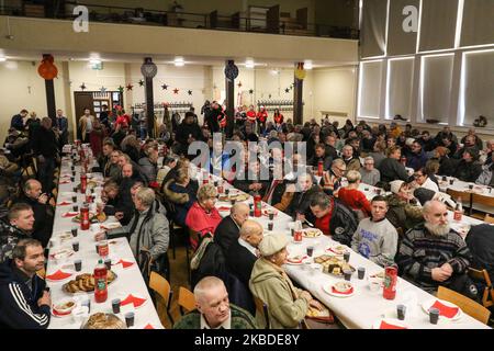 Am 24. Dezember 2019 nahmen mehr als 200 Personen am Weihnachtsessen in Sopot, Polen, Teil. Das traditionelle polnische Weihnachtsessen wurde von der christlichen Caritas Polen Organisation organisiert. Beim Austausch von Weihnachtsgrüßen teilten sich die Menschen einen besonderen Wafer. Obdachlose und Arme wurden mit traditionellen polnischen Bigos, Pierogi, Brot und Kuchen beherrlicht (Foto: Michal Fludra/NurPhoto) Stockfoto