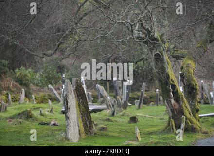 Ein Blick auf irische Grabsteine und keltische Kreuze in einer frühmittelalterlichen Klostersiedlung in Glendalough. Am Montag, den 23. Dezember 2019, in Dublin, Irland. (Foto von Artur Widak/NurPhoto) Stockfoto