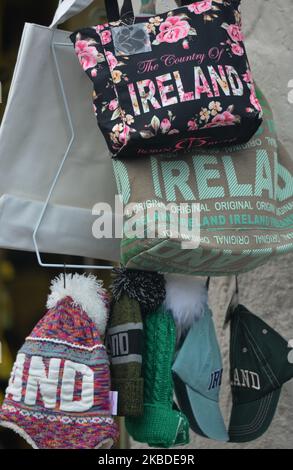 Irische Souvenirs in einem lokalen Geschäft in Glendalough. Am Montag, den 23. Dezember 2019, in Dublin, Irland. (Foto von Artur Widak/NurPhoto) Stockfoto