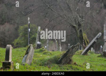 Ein Blick auf irische Grabsteine und keltische Kreuze in einer frühmittelalterlichen Klostersiedlung in Glendalough. Am Montag, den 23. Dezember 2019, in Dublin, Irland. (Foto von Artur Widak/NurPhoto) Stockfoto