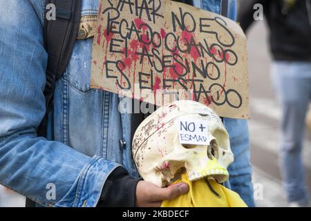 Menschen besuchen eine Gedenkstätte für Dylan Cruz, der am 23. Dezember 2019 in der Innenstadt von Bogota, Kolumbien, starb, nachdem er von einem Geschoss des Mobile Anti-Störungs-Squadron (ESMAD auf spanisch) während eines Protestes gegen die Regierung des kolumbianischen Präsidenten Ivan Duque getroffen wurde. (Foto von Daniel Garzon Herazo/NurPhoto) Stockfoto