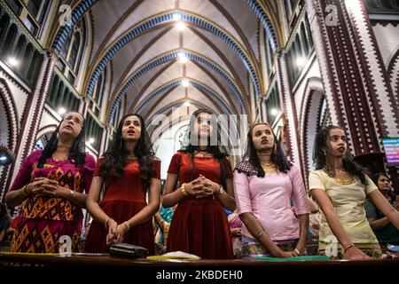 Am 24. Dezember 2019 beten christliche Gläubige in Myanmar während einer Heiligabend-Messe in der St. Mary’s Cathedral in Yangon, Myanmar. (Foto von Shwe Paw Mya Tin/NurPhoto) Stockfoto