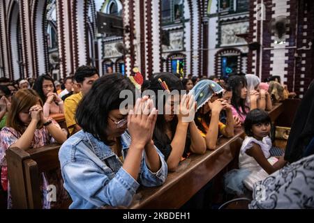 Am 24. Dezember 2019 beten christliche Gläubige in Myanmar während einer Heiligabend-Messe in der St. Mary’s Cathedral in Yangon, Myanmar. (Foto von Shwe Paw Mya Tin/NurPhoto) Stockfoto