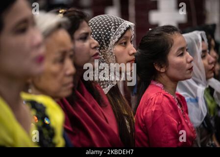 Am 24. Dezember 2019 nehmen christliche Anhänger aus Myanmar an einer Weihnachtsmesse in der St. Mary’s Cathedral in Yangon, Myanmar, Teil. (Foto von Shwe Paw Mya Tin/NurPhoto) Stockfoto