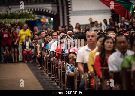 Am 24. Dezember 2019 nehmen christliche Anhänger aus Myanmar an einer Weihnachtsmesse in der St. Mary’s Cathedral in Yangon, Myanmar, Teil. (Foto von Shwe Paw Mya Tin/NurPhoto) Stockfoto