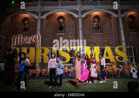 Am 24. Dezember 2019 fotografieren Menschen in der St. Mary’s Cathedral in Yangon, Myanmar, mit weihnachtlicher Dekoration. (Foto von Shwe Paw Mya Tin/NurPhoto) Stockfoto