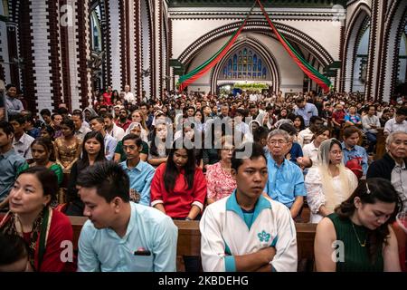 Am 24. Dezember 2019 beten christliche Gläubige in Myanmar während einer Heiligabend-Messe in der St. Mary’s Cathedral in Yangon, Myanmar. (Foto von Shwe Paw Mya Tin/NurPhoto) Stockfoto