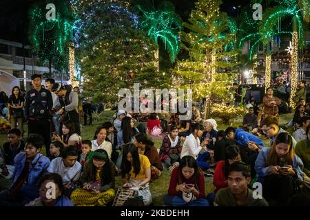 Am 24. Dezember 2019 nehmen christliche Gläubige an einer Heiligabend-Feier in der St. Mary’s Cathedral in Yangon, Myanmar, Teil. (Foto von Shwe Paw Mya Tin/NurPhoto) Stockfoto